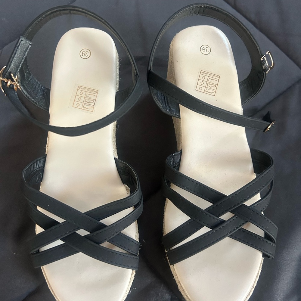 Elegant Black Cross-Strap Sandals